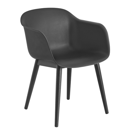 Fiber Chair tuoli käsinojilla ja puujaloilla musta
