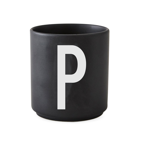 Design Letters kuppi musta P